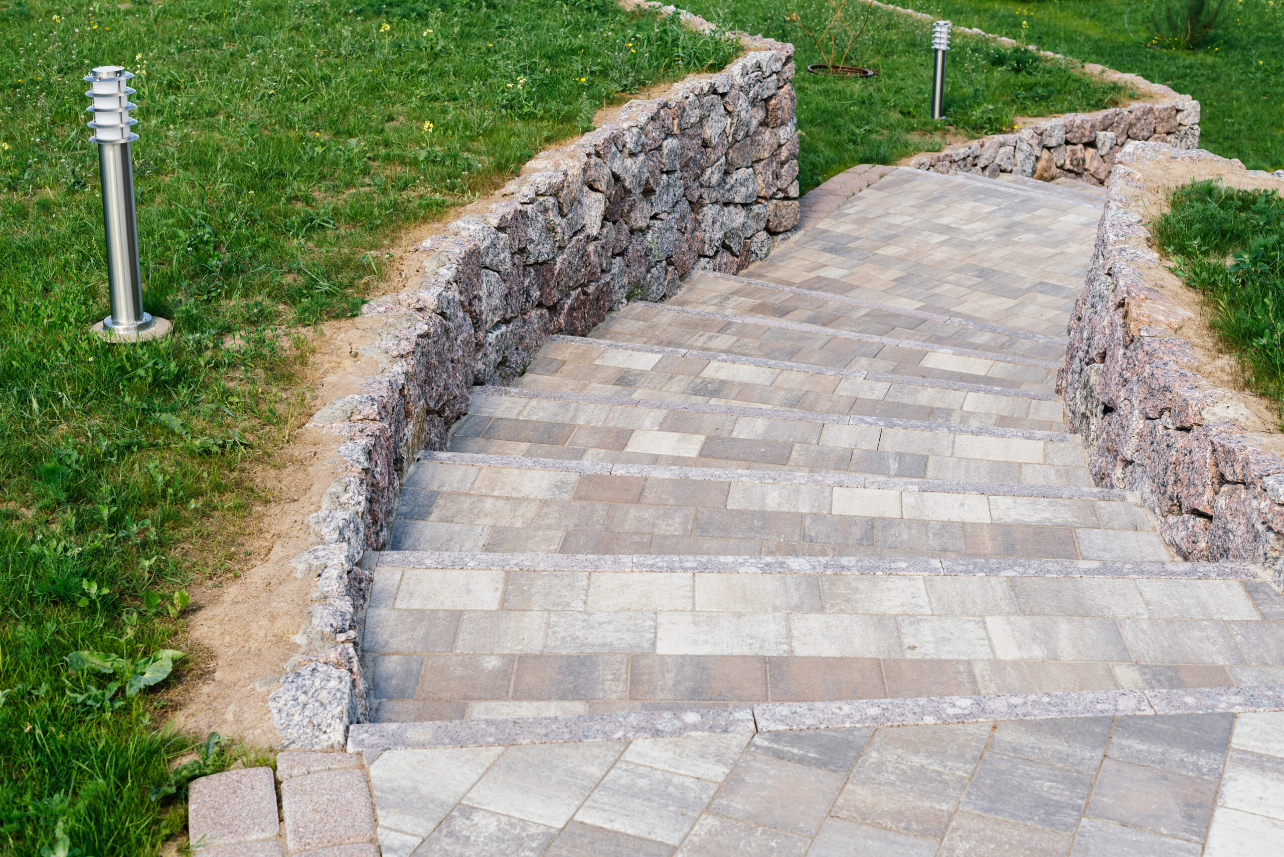 garden-stone-path-with-grass-growing-up-between-th-2025-01-08-02-29-17-utc